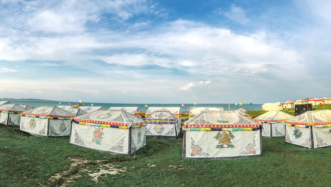 Tentes sur prairie verte, Mongolie intérieure, Chine — Photo de stock