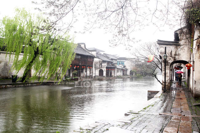 Canal entre edifícios em dia chuvoso, Huzhou, Zhejiang, China — Fotografia de Stock