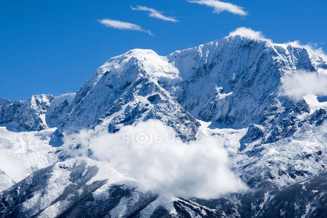 Удивительный природный вид с заснеженными горами и голубым небом, Тибет — стоковое фото