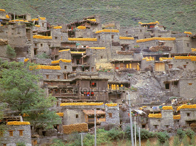 Vieille ville sur la colline à Aba County, Sichuan, Chine — Photo de stock