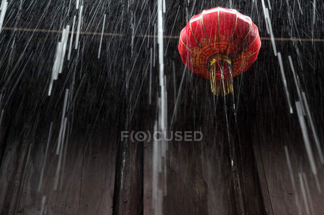 Vista de ángulo bajo de la linterna roja china, pared de madera y lluvia, Zhouzhuang, Kunshan, Jiangsu, China - foto de stock
