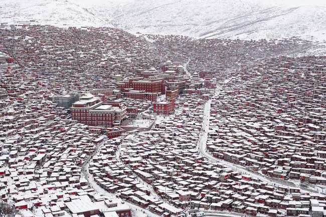 Luftaufnahme der wummernden buddhistischen Hochschule im Schnee von Seda County, Sichuan Provinz, China — Stockfoto