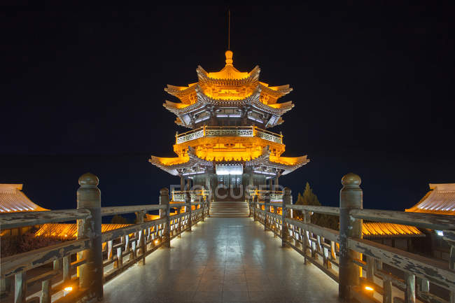Красивая древняя архитектура ночью, пустыня Дуньхуан, Ганьсу — стоковое фото