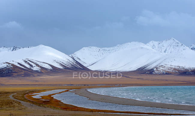 Bela paisagem com montanhas cobertas de neve e lago, Tibete — Fotografia de Stock