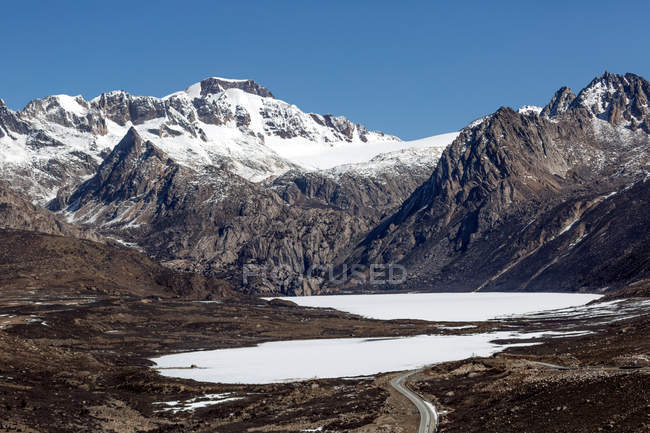 Wunderschöne Landschaft mit schneebedeckten felsigen Bergen, Haizi-Berg, Sichuan, China — Stockfoto