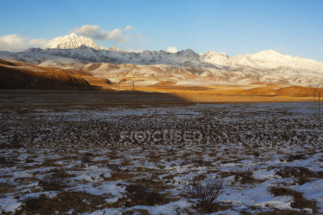 Belle montagne enneigée de Yala des prairies du Tagong, province du Sichuan, Chine — Photo de stock