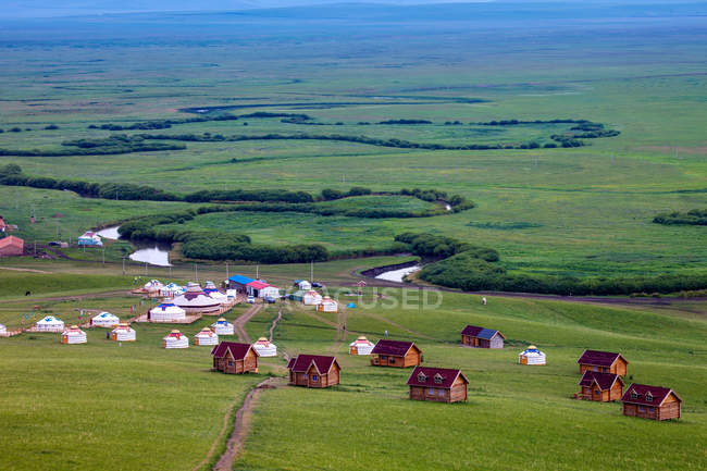 Hermoso paisaje con la escena de pastizales y casas mongolas - foto de stock