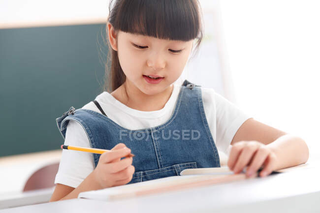 Портрет дівчини, що сидить у класі — стокове фото