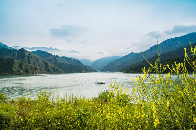 Красивий ландшафт з горами та озеро Тіаншань-Тіччі в Урумчі, Сінцзяні, Китай — стокове фото