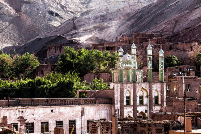 Hermosa arquitectura y montañas en Xinjiang, China - foto de stock