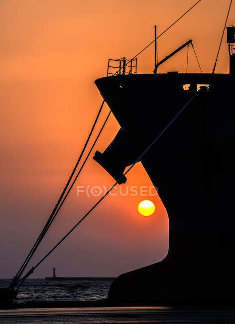Port industriel au coucher du soleil, Qinhuangdao, Hebei, Chine — Photo de stock