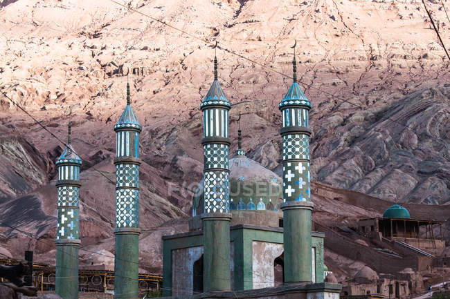 Arquitectura del templo y las montañas rocosas en Xinjiang, China - foto de stock