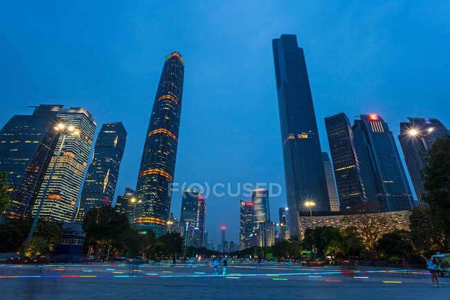 Imagem noturna da arquitetura urbana em Guangzhou, província de Guangdong, China — Fotografia de Stock