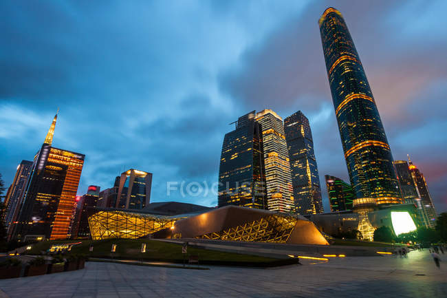 Vista notturna dell'architettura urbana a Guangzhou, provincia del Guangdong, Cina — Foto stock