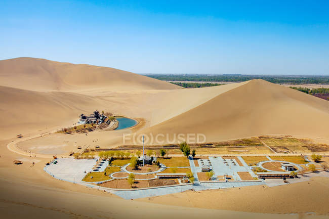 Alto angolo Veduta di una bellissima oasi nel deserto di Dunhuang, Gansu — Foto stock