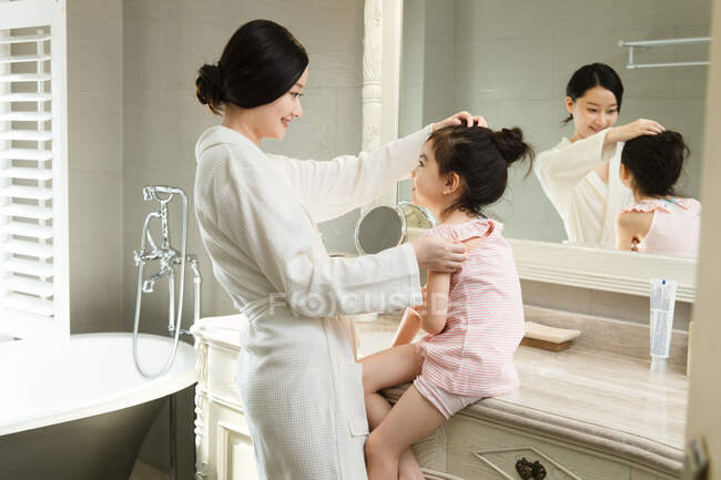 Mãe e filha no banheiro — Fotografia de Stock