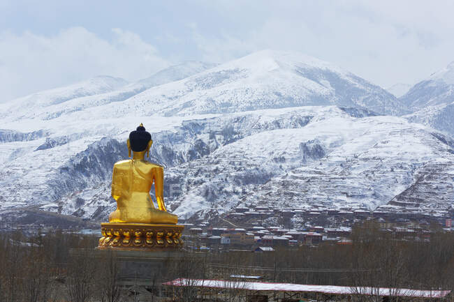 Montagna di neve di Yala di Tagong prati, provincia di Sichuan, Cina — Foto stock
