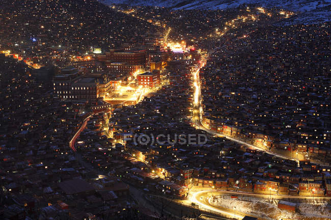 Luftaufnahme des wummernden buddhistischen College in der Nacht von Seda County, Sichuan Provinz, China — Stockfoto