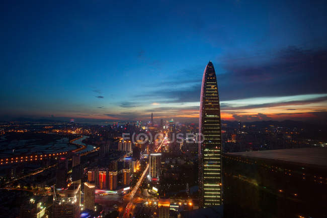 Вид з висоти міського пейзажу на захід сонця в Шеньчжені (Китай). — стокове фото