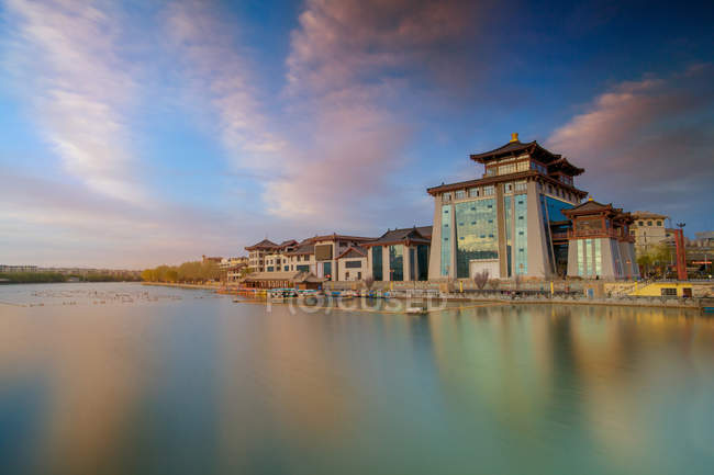 Belle architecture ancienne près du lac dans le désert de Dunhuang, Gansu — Photo de stock