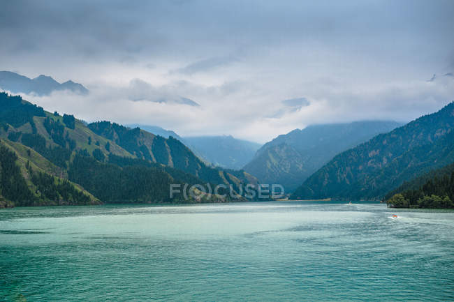 Красивый пейзаж с горами и Тяньшань Тяньчи озера в Урумчи, Синьцзян, Китай — стоковое фото