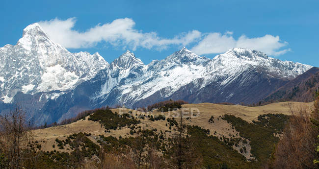 Hermoso paisaje con montañas cubiertas de nieve en Sichuan, China - foto de stock