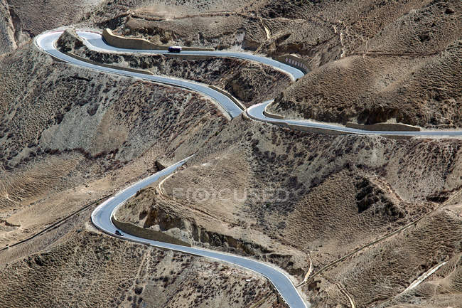 Vista aérea da sinuosa rodovia Sichuan-Tibete nas montanhas — Fotografia de Stock