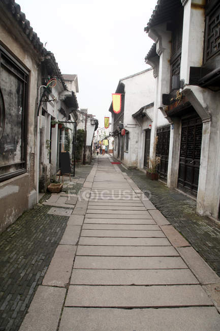 Enge Gasse mit Gebäuden in Wuxi, Jiangsu, China — Stockfoto