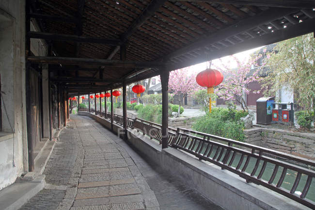 Lanternas vermelhas, casas e canais em Suzhou, Jiangsu, China — Fotografia de Stock