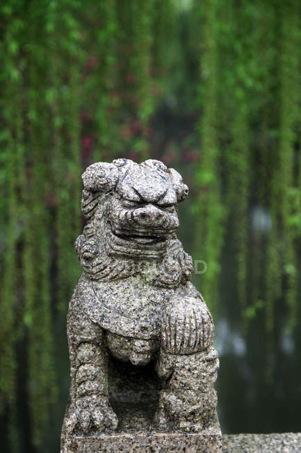 Vue rapprochée du lion de pierre antique à Huzhou, Zhejiang, Chine — Photo de stock