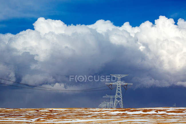 Vista de ángulo bajo de los pilones de electricidad en Hoh Xil, Qinghai, China - foto de stock