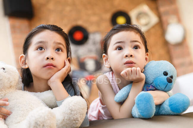 Deux filles regarder la télévision à la maison — Photo de stock