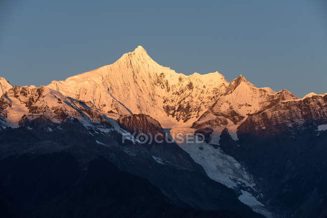 Increíble paisaje de montaña con montañas cubiertas de nieve durante el amanecer - foto de stock