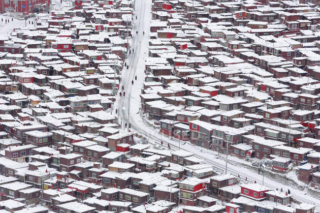 Вид с воздуха на Буддийский колледж Вумин на снегу округа Седа, провинция Сычуань, Китай — стоковое фото