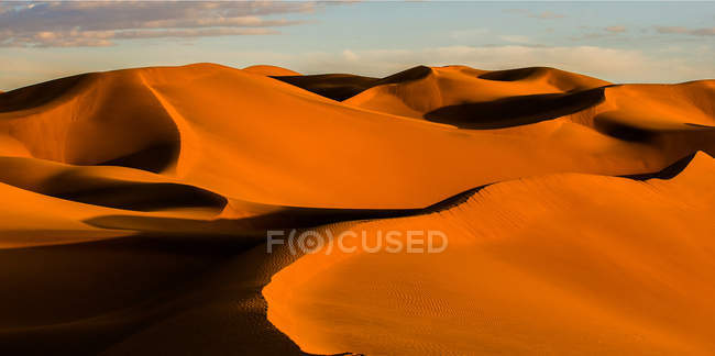 Erstaunliche Landschaft mit Sanddünen in Wüste, Xinjiang, China — Stockfoto