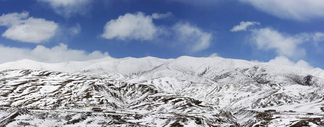 Schönen Yala schneebedeckten Berg von Tagong-Grasland, Sichuan Provinz, China — Stockfoto