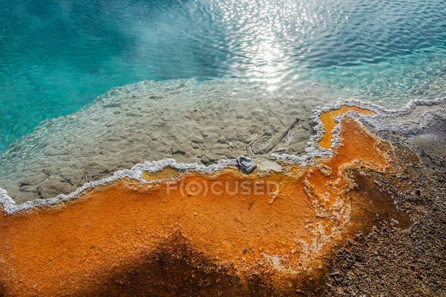 Vista aérea do corpo de água e costa no Parque Nacional de Yellowstone, EUA — Fotografia de Stock