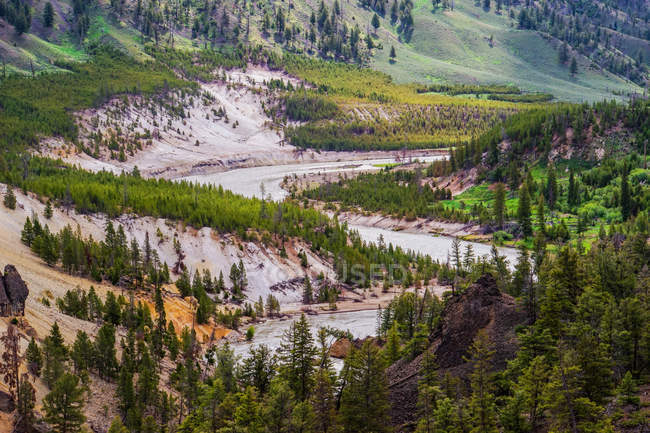 Vista aérea del hermoso paisaje en el Parque Nacional de Yellowstone, EE.UU. - foto de stock