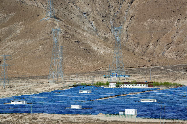 Vista de ángulo alto de los paneles solares modernos en las montañas, el Tíbet - foto de stock