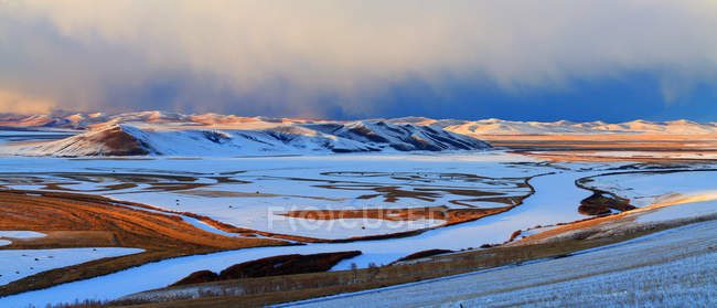 Hermoso paisaje de invierno cubierto de hielo congelado - foto de stock