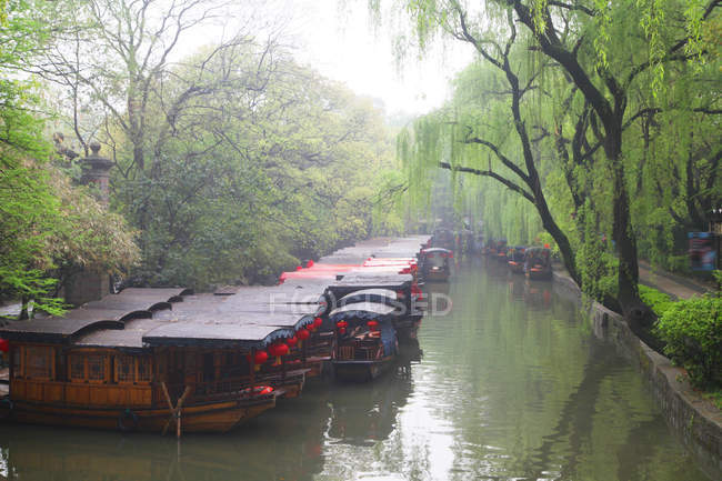 Beautiful canal and chinese architecture at Huzhou, Zhejiang, China — Stock Photo