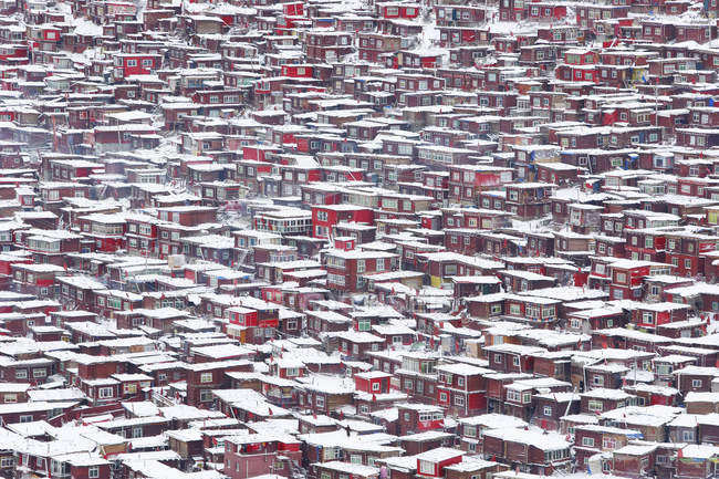 Luftaufnahme der wummernden buddhistischen Hochschule im Schnee von Seda County, Sichuan Provinz, China — Stockfoto