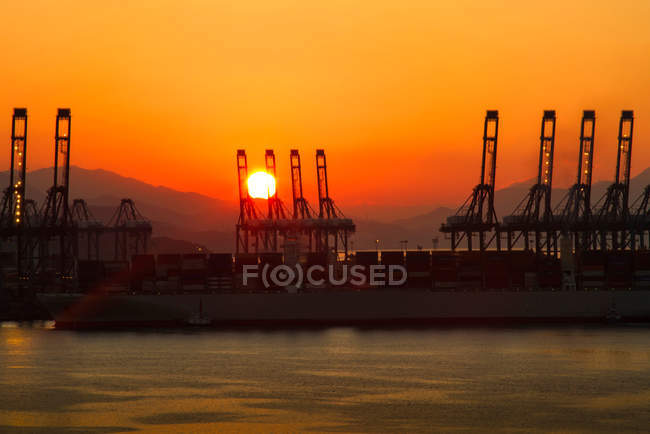 Industrieanlagen im Hafen bei Sonnenuntergang, Shenzhen, China — Stockfoto