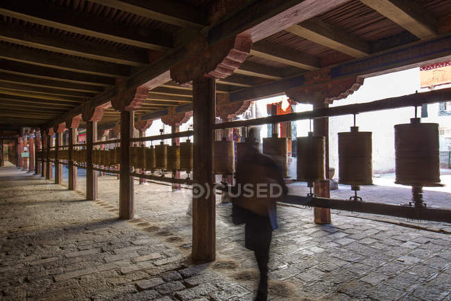 Personne méconnaissable debout dans le monastère de Samye, Tibet — Photo de stock