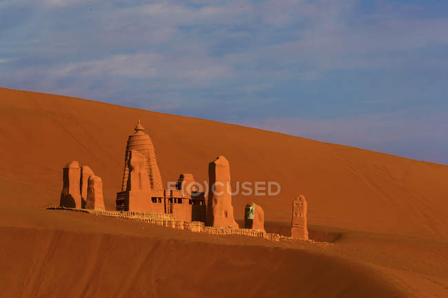 Alte Architektur in majestätischer Wüste, Xinjiang, China — Stockfoto
