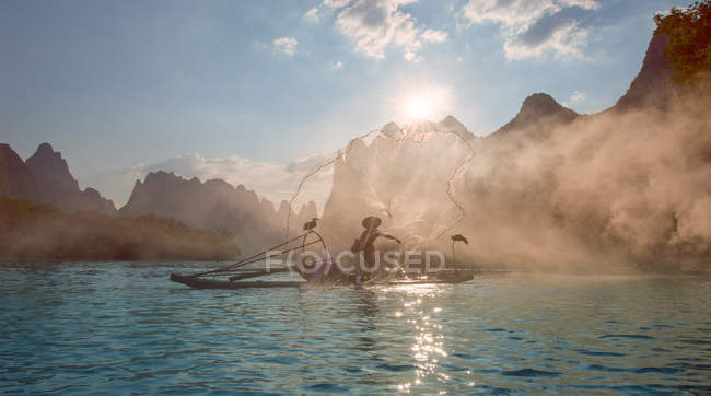 Pescatore in canoa a Lijiang, Guilin, Guangxi, Cina — Foto stock