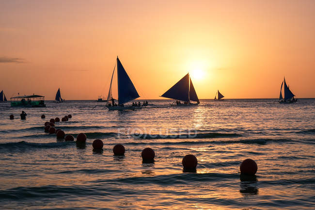 Siluetas de barcos flotando en el mar al atardecer, Koh Samui, Tailandia - foto de stock