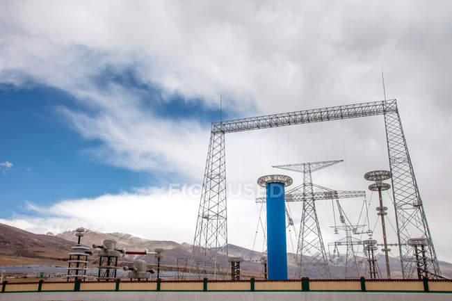Torres de comunicações e postes de eletricidade na subestação de eletricidade no Tibete — Fotografia de Stock
