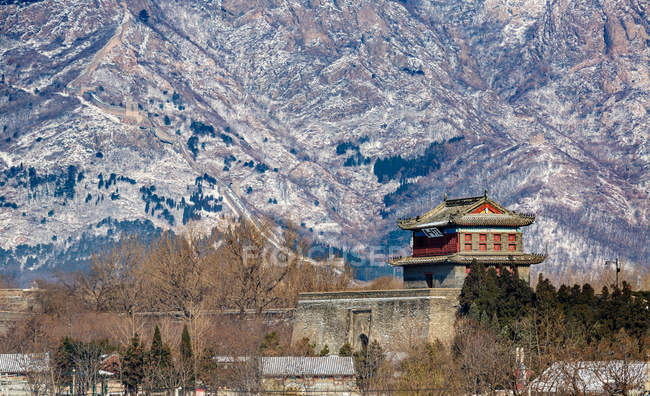 Wunderschöne Landschaft mit uralter Architektur und Bergen, shanhaiguan, qinhuangdao, hebei, china — Stockfoto