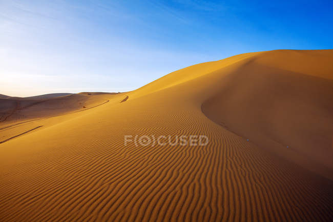 Erstaunliche Wüste mit Sanddünen und blauem Himmel bei Dunhuang, Gansu, China — Stockfoto